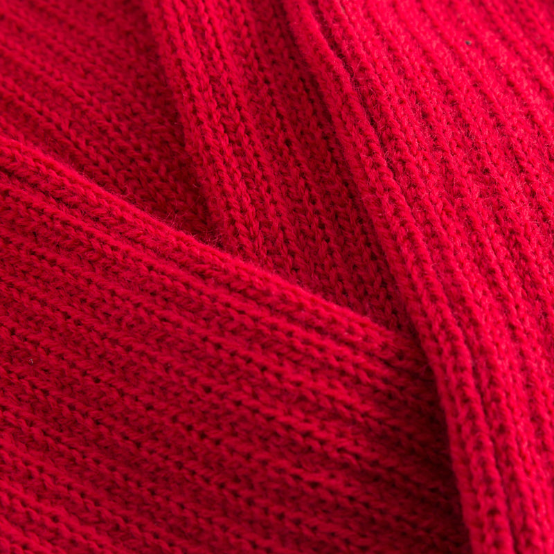 Nahaufnahme von Rumpfs 1120 Stulpen mit Fersenloch in Rot, die die strukturierten Strickstiche und Muster hervorhebt.